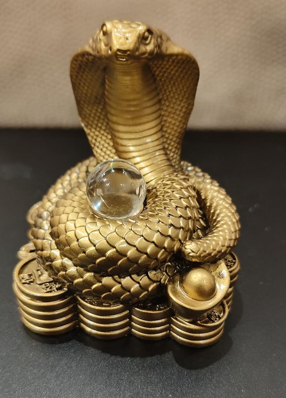Статуєтка кобри.