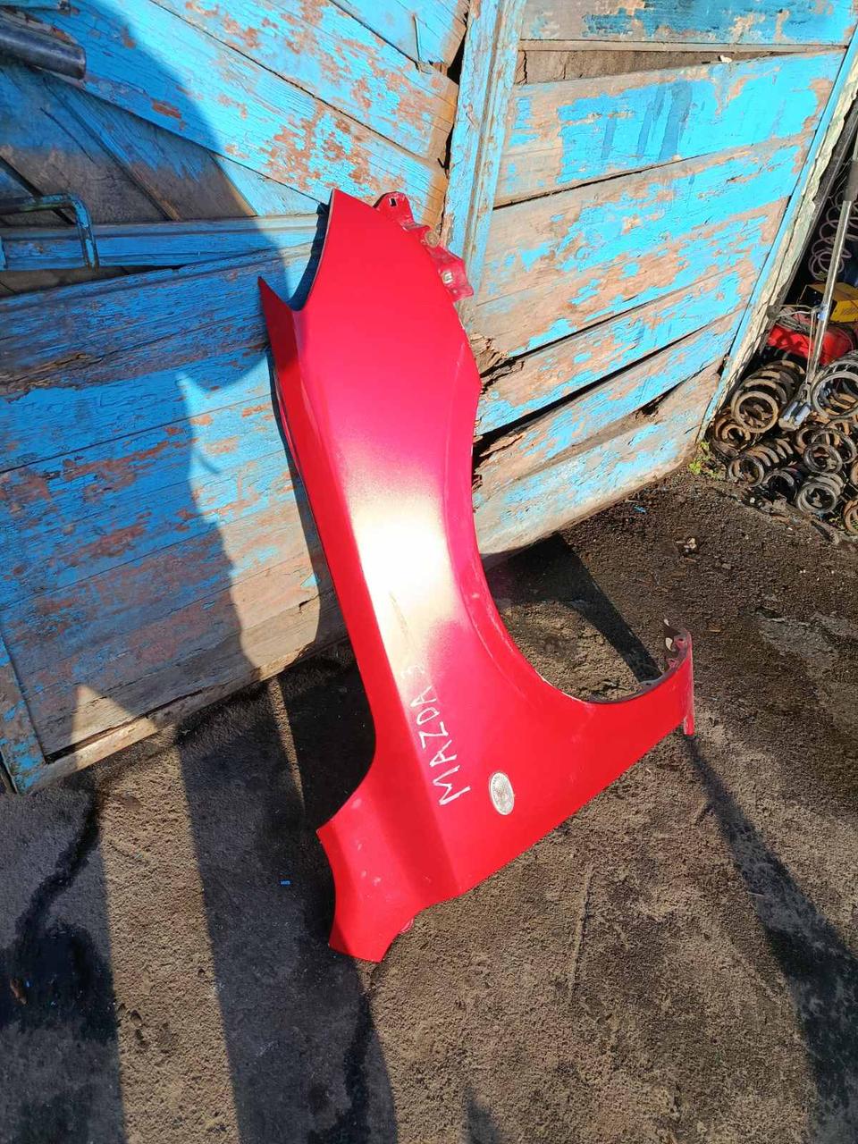 Вітаю зацікавлених на авто розборці Чемпіон !!!<br />
 Предметом оголошення є&nbsp;Крило переднє праве Mazda 3 BK 03-09 Hb BP4K52111C<br />
 Фактичний стан на фото. Гарантія 14 днів на встановлення та перевірку<br />
 Висилаємо по всій Україні по передоплаті на транспортні витрати!<br />
 Наявність та асортимент на складі постійно змінюються.<br />
 Точні деталі уточняйте по телефону +380973363743 — фото 3