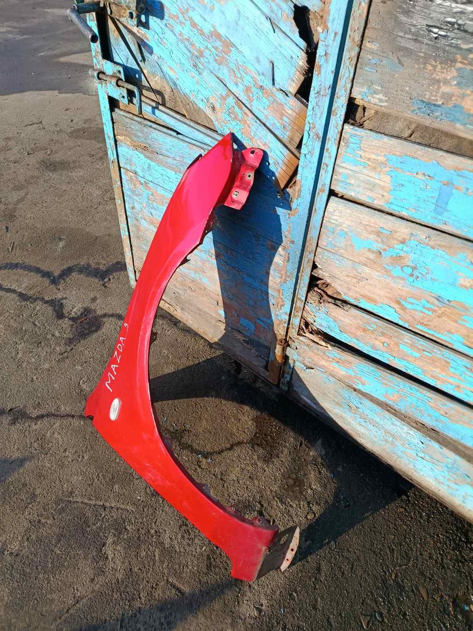 Вітаю зацікавлених на авто розборці Чемпіон !!!<br />
 Предметом оголошення є&nbsp;Крило переднє праве Mazda 3 BK 03-09 Hb BP4K52111C<br />
 Фактичний стан на фото. Гарантія 14 днів на встановлення та перевірку<br />
 Висилаємо по всій Україні по передоплаті на транспортні витрати!<br />
 Наявність та асортимент на складі постійно змінюються.<br />
 Точні деталі уточняйте по телефону +380973363743 — фото 2