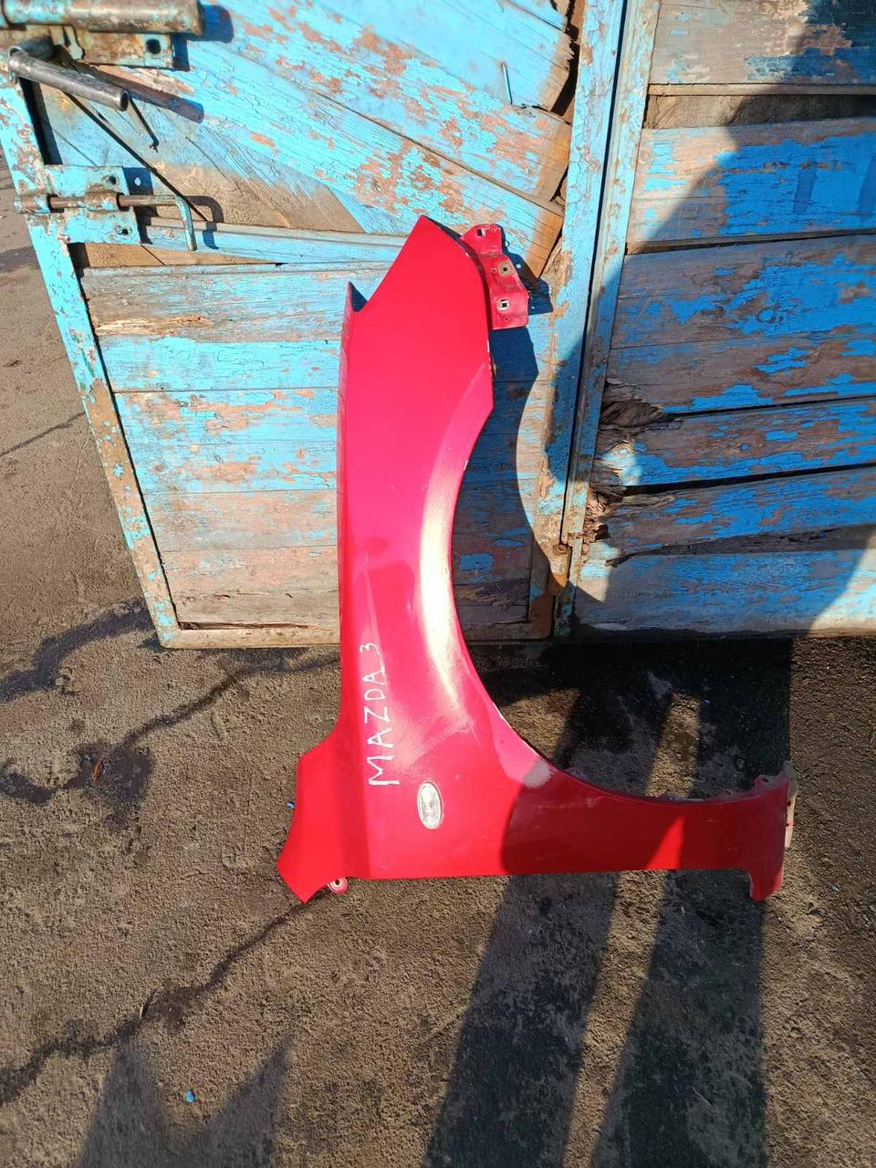 Вітаю зацікавлених на авто розборці Чемпіон !!!<br />
 Предметом оголошення є&nbsp;Крило переднє праве Mazda 3 BK 03-09 Hb BP4K52111C<br />
 Фактичний стан на фото. Гарантія 14 днів на встановлення та перевірку<br />
 Висилаємо по всій Україні по передоплаті на транспортні витрати!<br />
 Наявність та асортимент на складі постійно змінюються.<br />
 Точні деталі уточняйте по телефону +380973363743 — фото 1