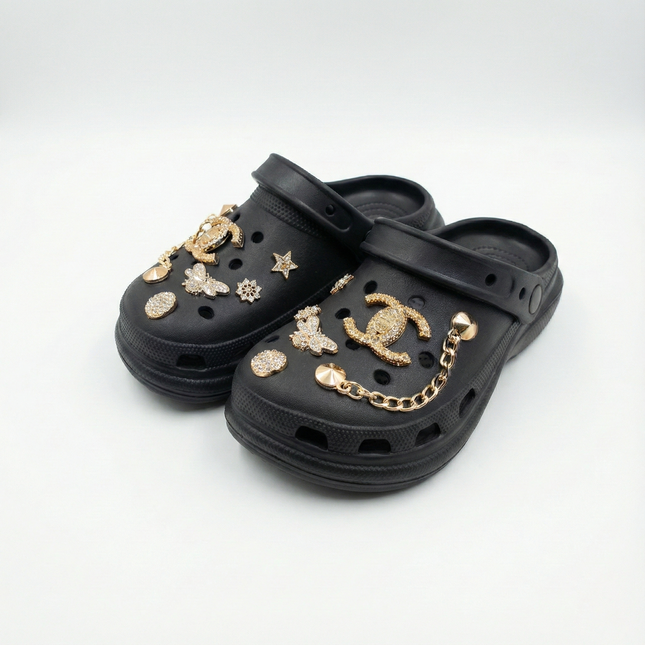 Сабо жіночі чорні (р. 36-41) з золотими прикрасами та ланцюжком, модні крокси, фото 1