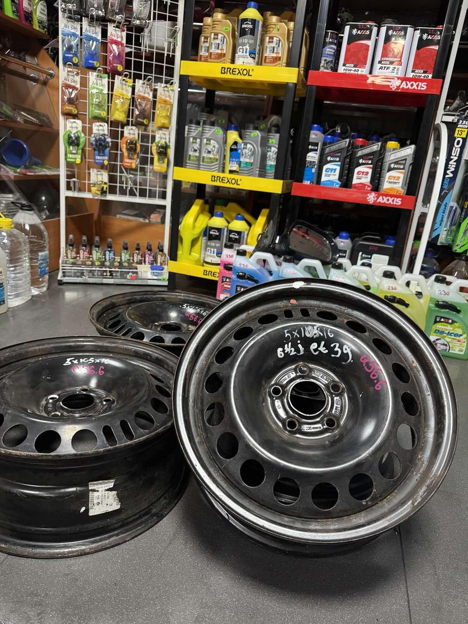 <p>Вітаю зацікавлених на авто розборці Чемпіон !!!<br />
Предметом оголошення є Диск Металевий Диск Металевий 5 112 R 15 7J Et37 Цо 66,6 Mercedes</p>
<p>Ціна вказана за 1шт!<br />
</p>
<p>Детальні фото та інформація за телефоном 0973363743<br />
Відправка по усій Україні за передоплатою на транспортні витрати<br />
Більш детальні фото надсилаємо на вайбер<br />
Запрошуємо до перегляду інших оголошень</p>