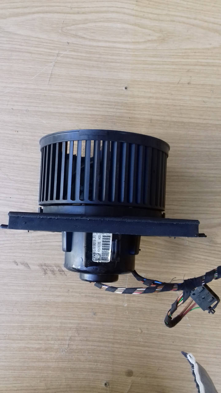 

Моторчик печки Volkswagen Golf 4 Valeo 657877G , 1J1 819 021 B