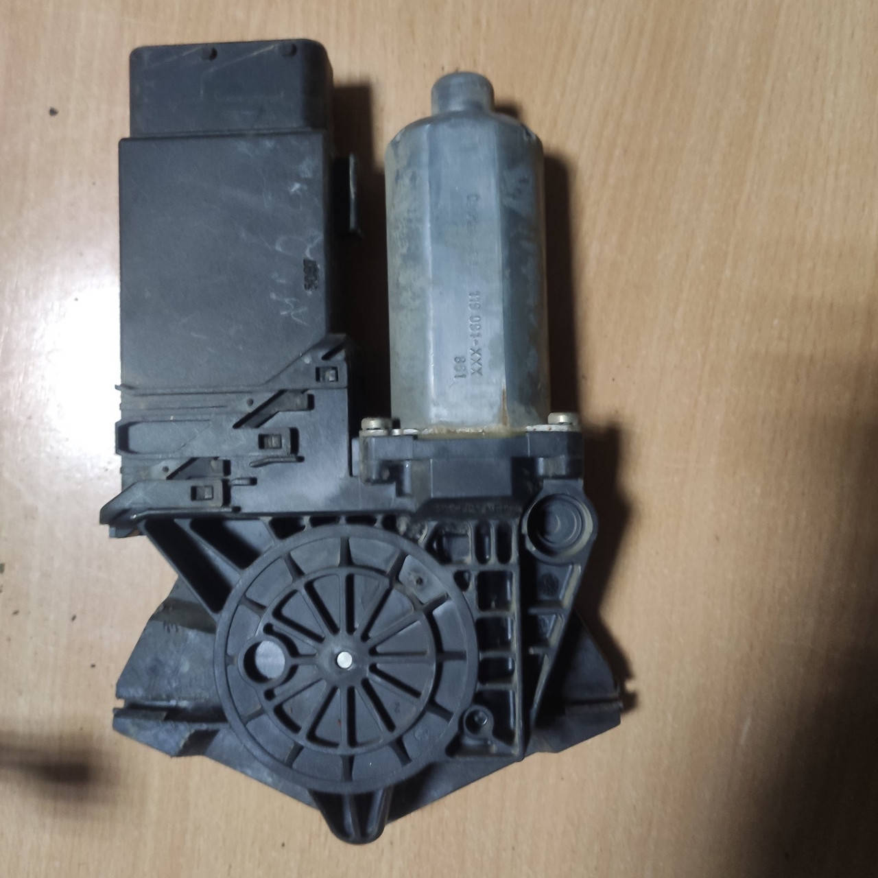 

Мотор привод стеклоподъемника передний левый Volkswagen Passat B5 0130821695