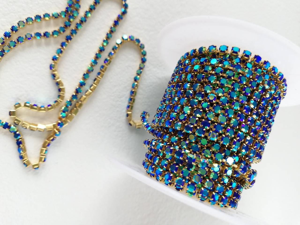 

Стразова стрічка Sapphire AB 2,5 мм (SS8). Метал під золото. Ціна за 10 см