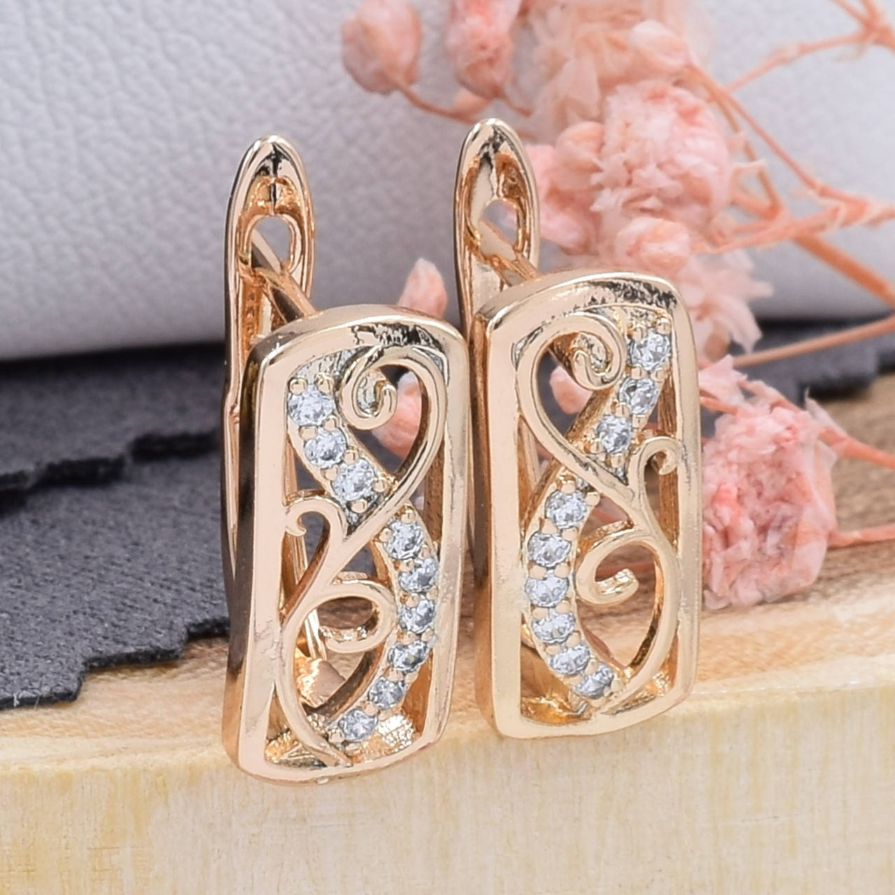 

Серьги Xuping 31244 размер 15х7 мм белые фианиты вес 2.4 г позолота 18К