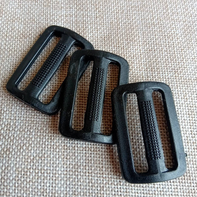 

Перетяжка пластиковая, двухщелевая, 37 мм., черная.