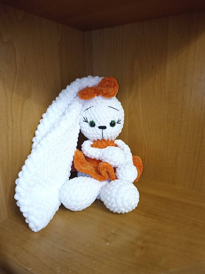 

Вязаная игрушка ,плюшевая зайка