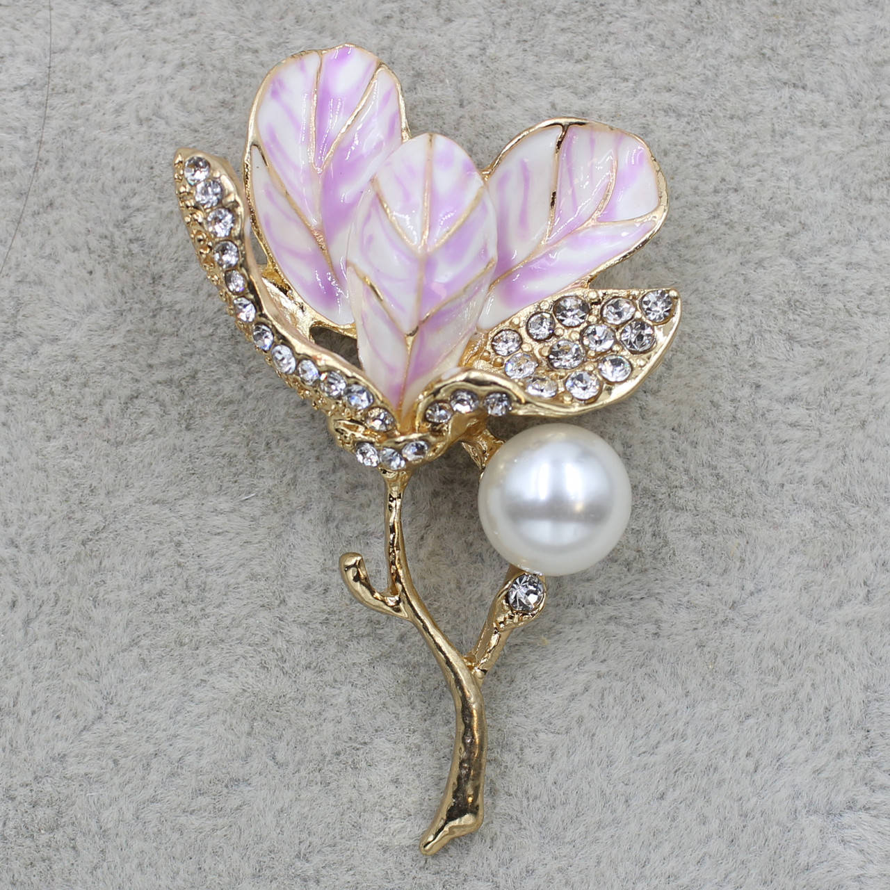 

Брошь металлическая золотистая Пион в стразах с жемчугом покрыт цветной эмалью размер изделия 50х30 мм