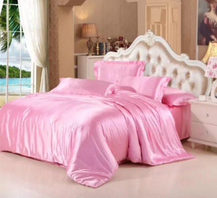 

Полуторный комплект постельного белья из атласа Розовый