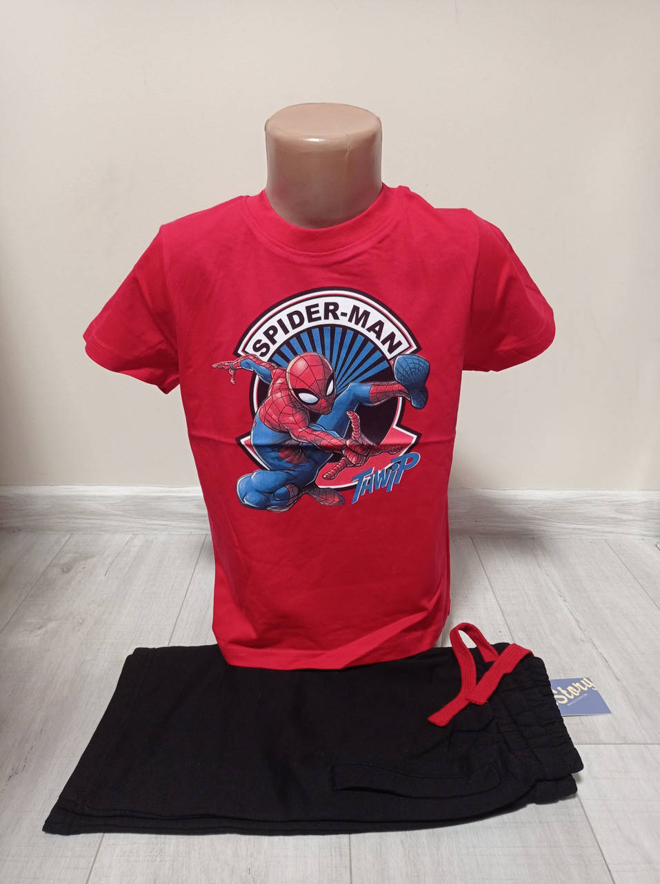 

Летний костюм для мальчика Человек Паук футболка и шорты Турция на 3-6 лет красный