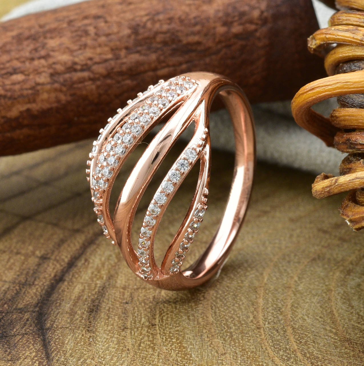 

Кольцо Xuping 15045 ширина 13 мм белые фианиты позолота РО размер 18