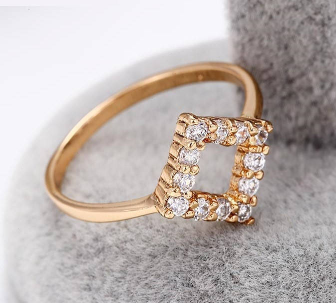 

Кольцо Квадрат с цирконием, р. 17, медицинское золото, 18К