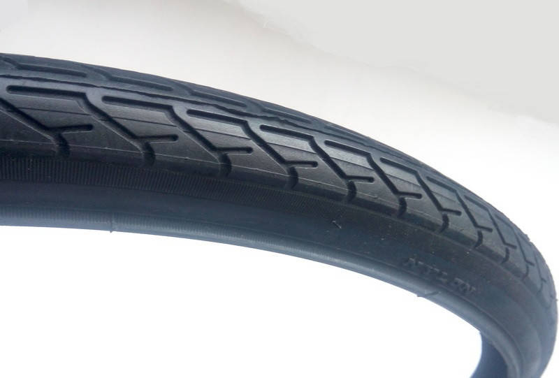 

Шина 28 х 1 5/8 х 1 3/8 (37 - 622) CST Traveller для спортивного велосипеда CST