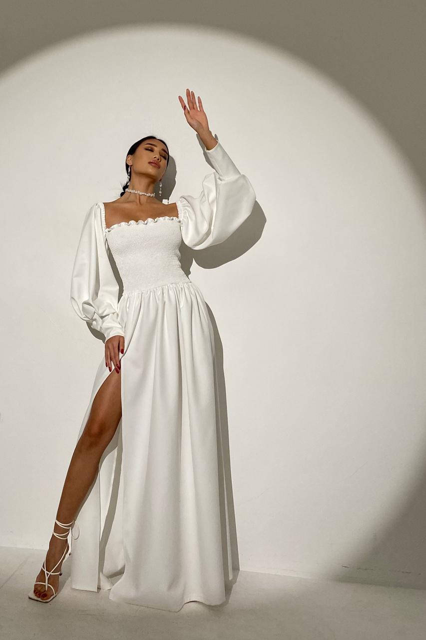 

Женское шикарное длинное платье с декольте и пышными рукавами