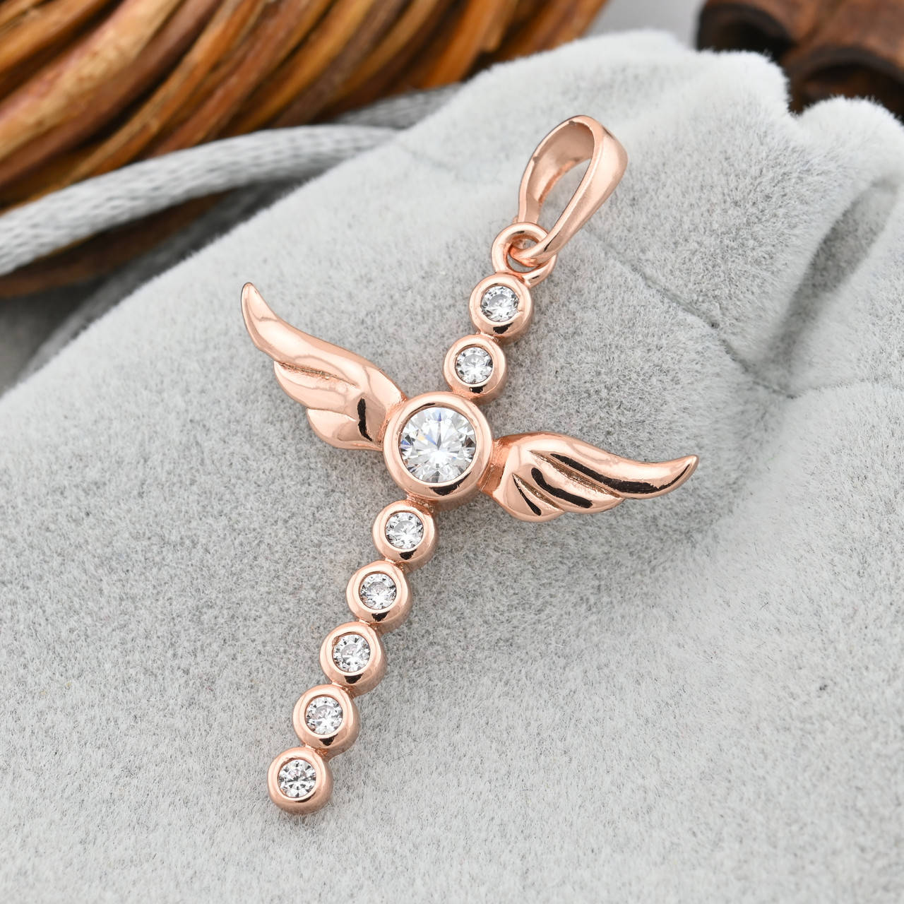 

Крестик 71340 для цепочки до 4 мм размер 36х25 мм белые фианиты вес 2.1 г позолота РО