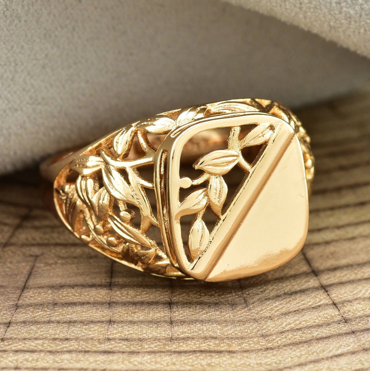 

Печатка Xuping Сокровище Шотландии 11686 ширина 15 мм позолота 18К размер 22