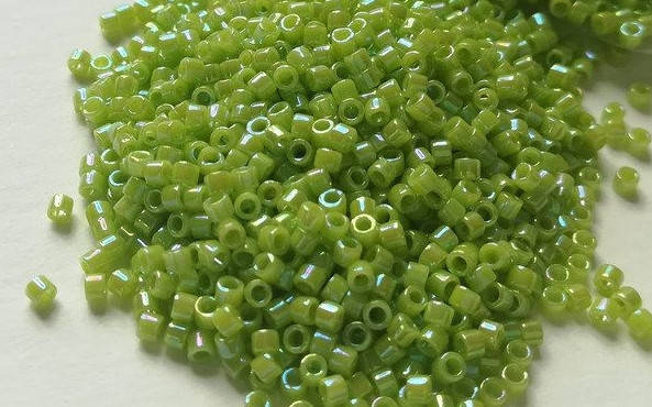 

Японський бісер Miyuki Delica 11/0 DB0169 Opaque Chartreuse AB
