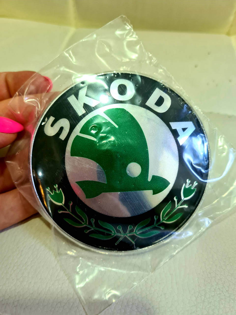 

Эмблема значок на капот, багажник Skoda Шкода зеленая 80 мм