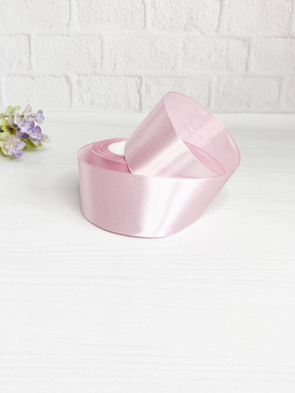 

Лента атласная 5 см сиреневая пастель