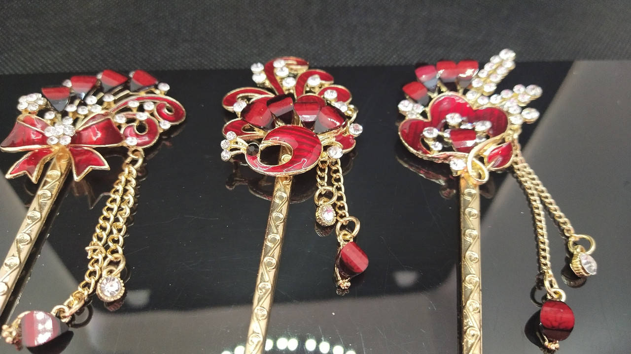 

Модная китайская палочка для волос украшена красными камнями золотистая 1 шт, Золотистый