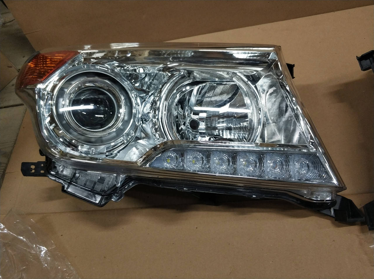 

Передняя фара (левая, правая) Toyota Land Cruiser 200, уценка