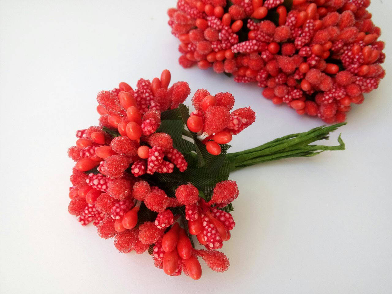 

Тычинки на веточках (незабудки) красные