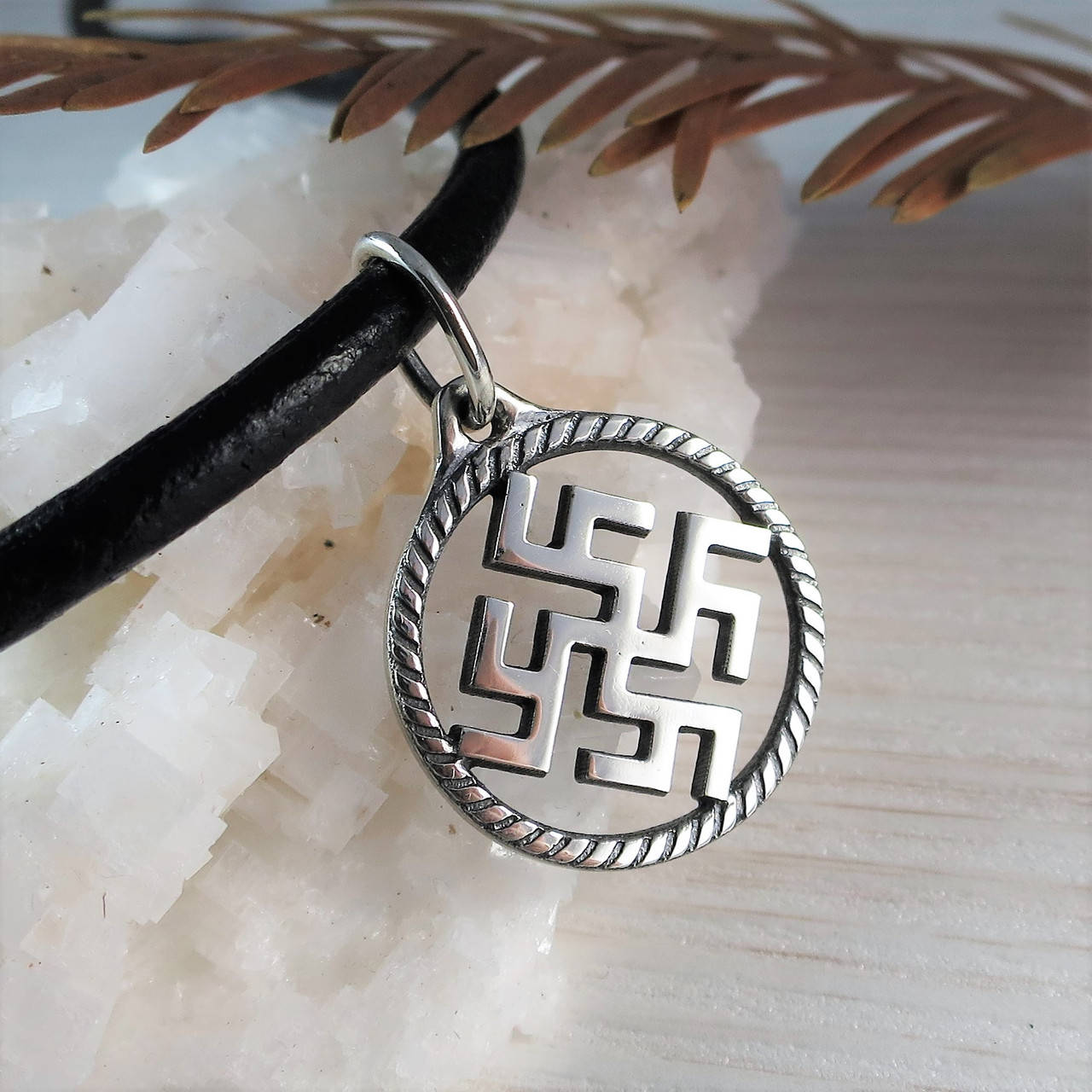 

Кулон цвет папоротника оберег славянский