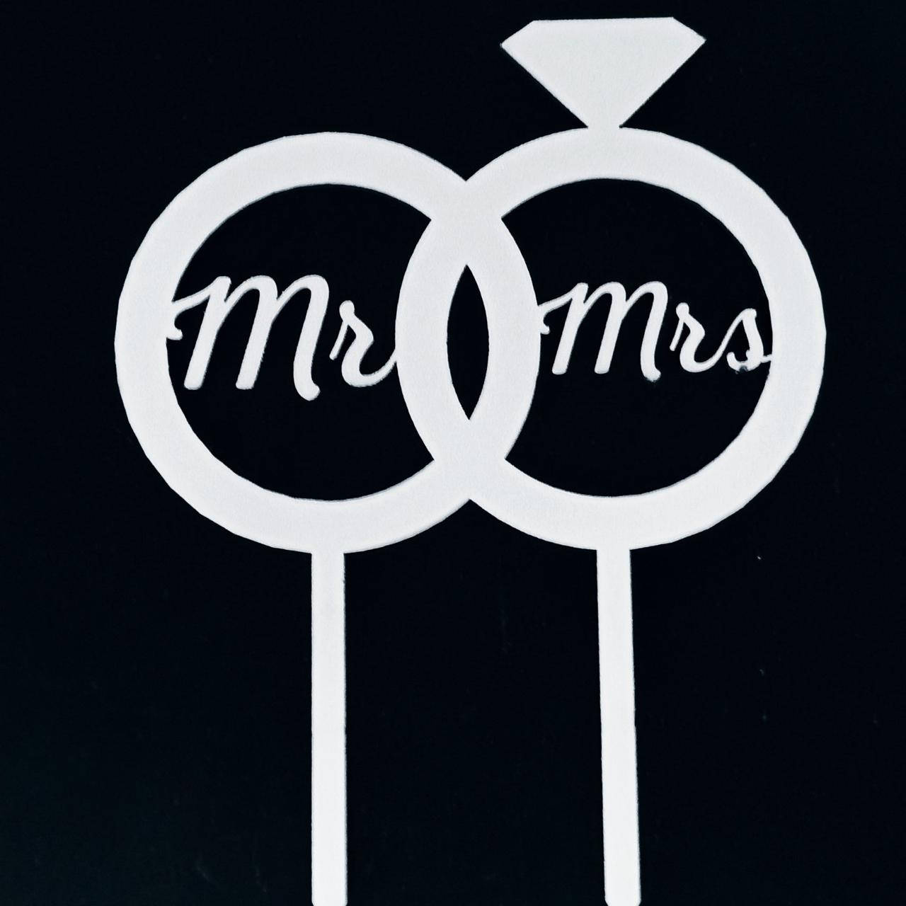 

Топпер (фигурка на торт) надпись "Mr & Mrs" , для тортика. Из белого ДВП