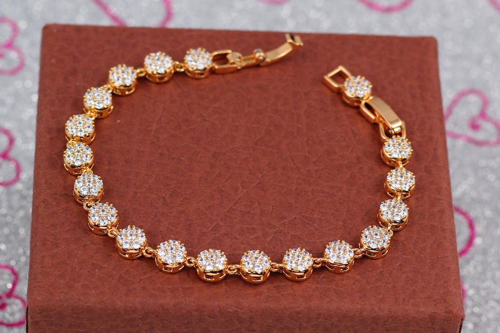 

Браслет Xuping Jewelry с мелкими белыми камнями цветочком 18 см 7 мм золотистый