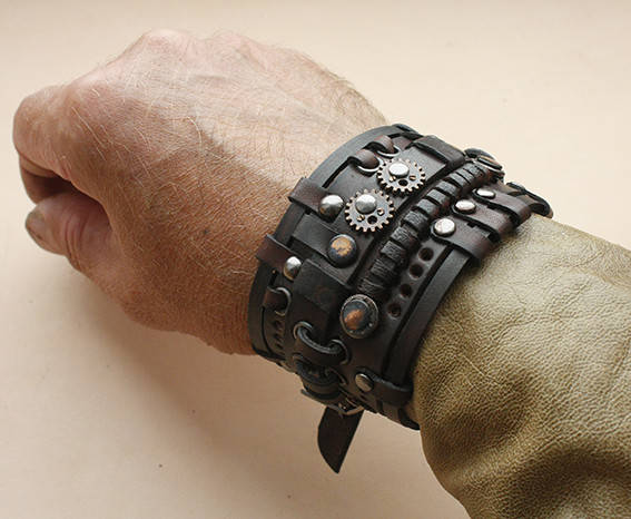 

Кожаный браслет "Коричневый широкий с заклепками", Розовый