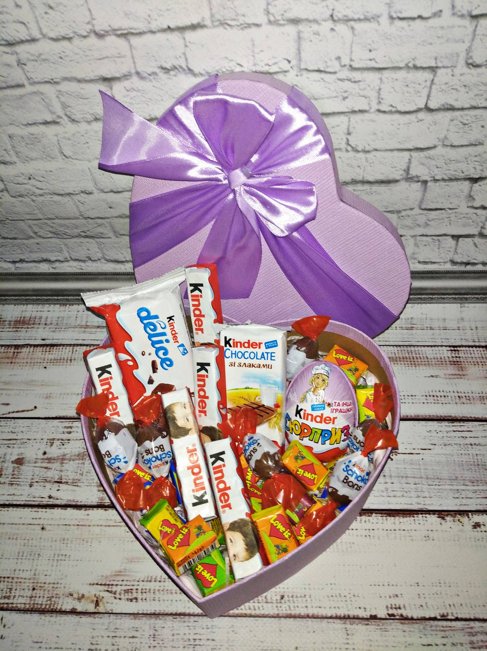 

Вкусный подарок девушке с киндер-сюрпризами и жвачками love is