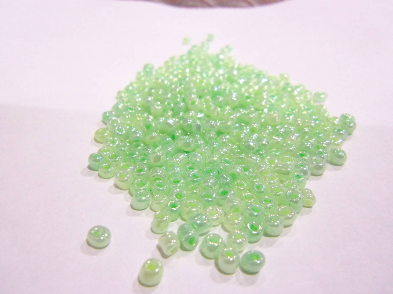 

Бисер средний светло-зеленый жемчужный (10гр.)