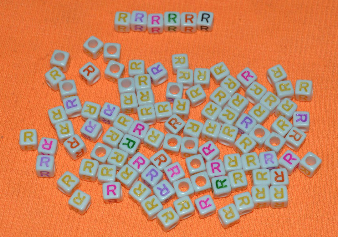 

Бусины алфавит на белом фоне "R" 6 мм
