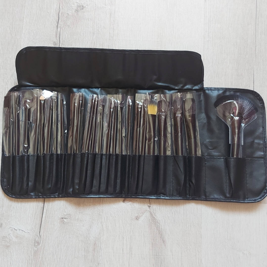 

Профессиональный набор кистей 24шт для макияжа в мягком чехле