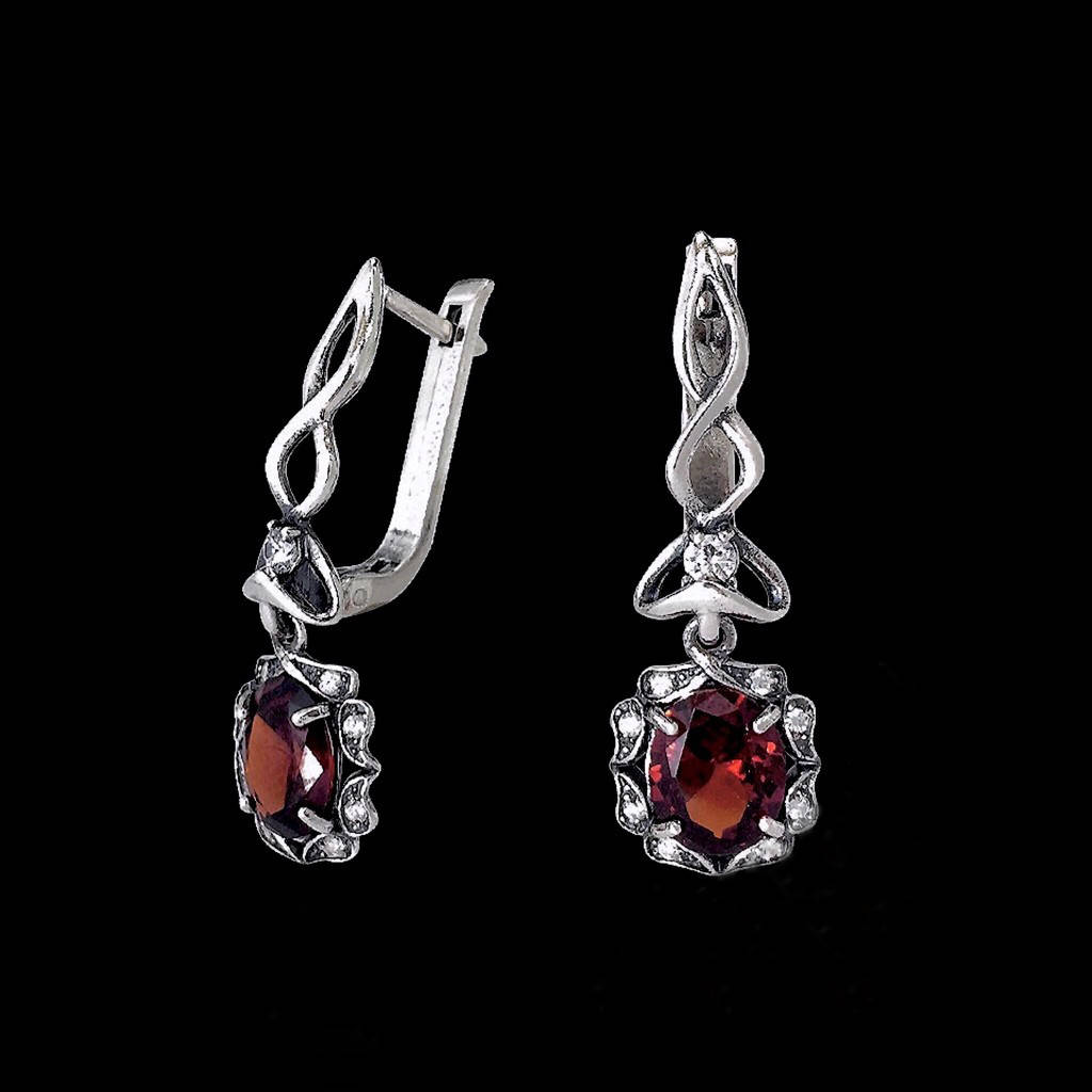 

Серебряные серьги подвески с красным камнем