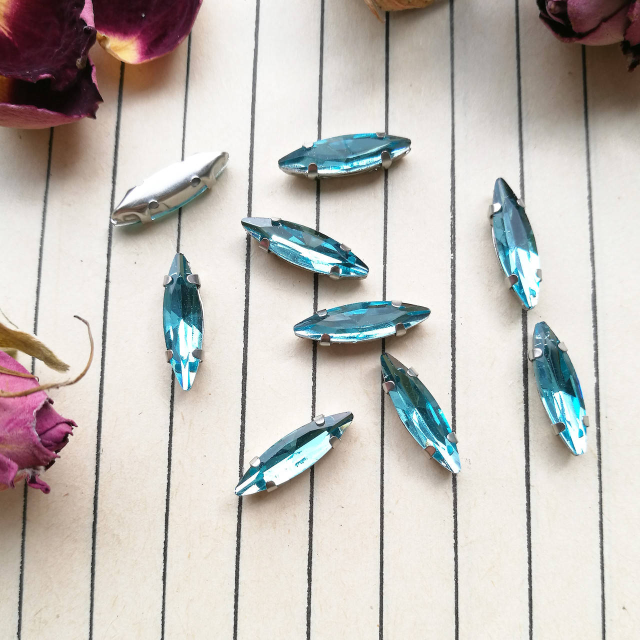 

Стрази в цапах, голочка 4*15 мм, колір Light Aquamarine