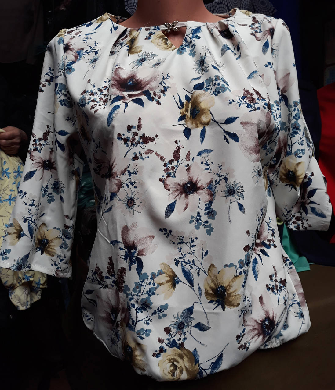 

Женская блузка с цветами