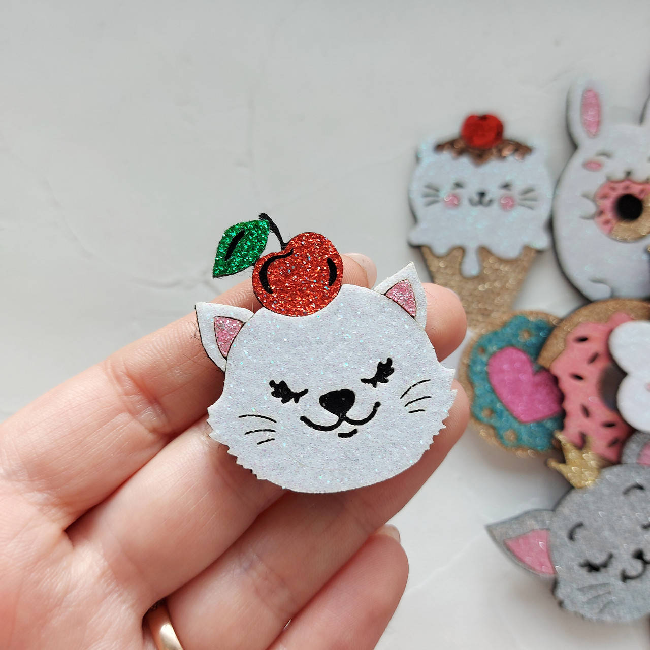 

Патч КОТИК З ВИШЕНЬКОЮ БІЛИЙ, 4.4*3.8см (НЕ СКЛЕЄНО)