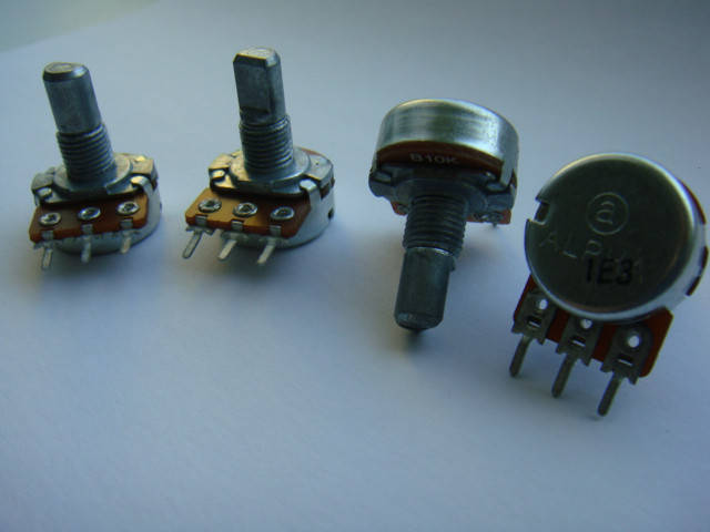 

Потенциометр ALPHA b10K 15mm с трещеткой