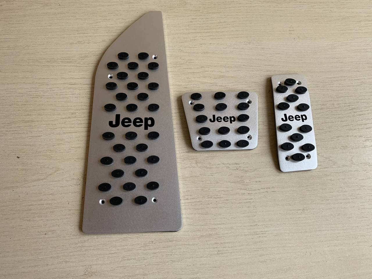 

Накладки на педали Jeep Cherokee KL, Серый