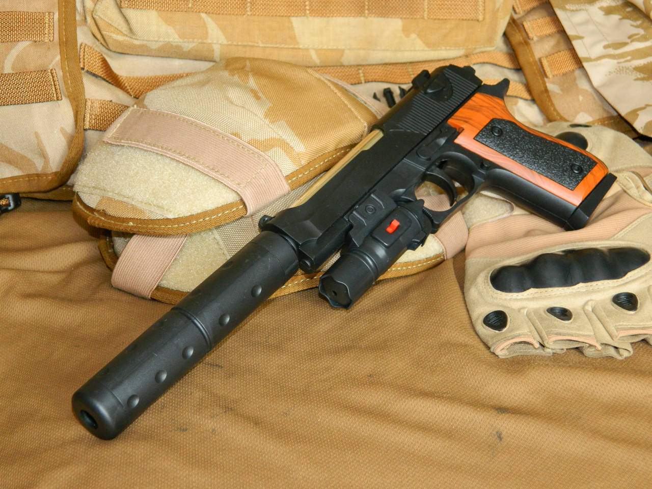 

Игрушечный пистолет Beretta 92 на пластиковых шариках с лазером и глушителем, Черный