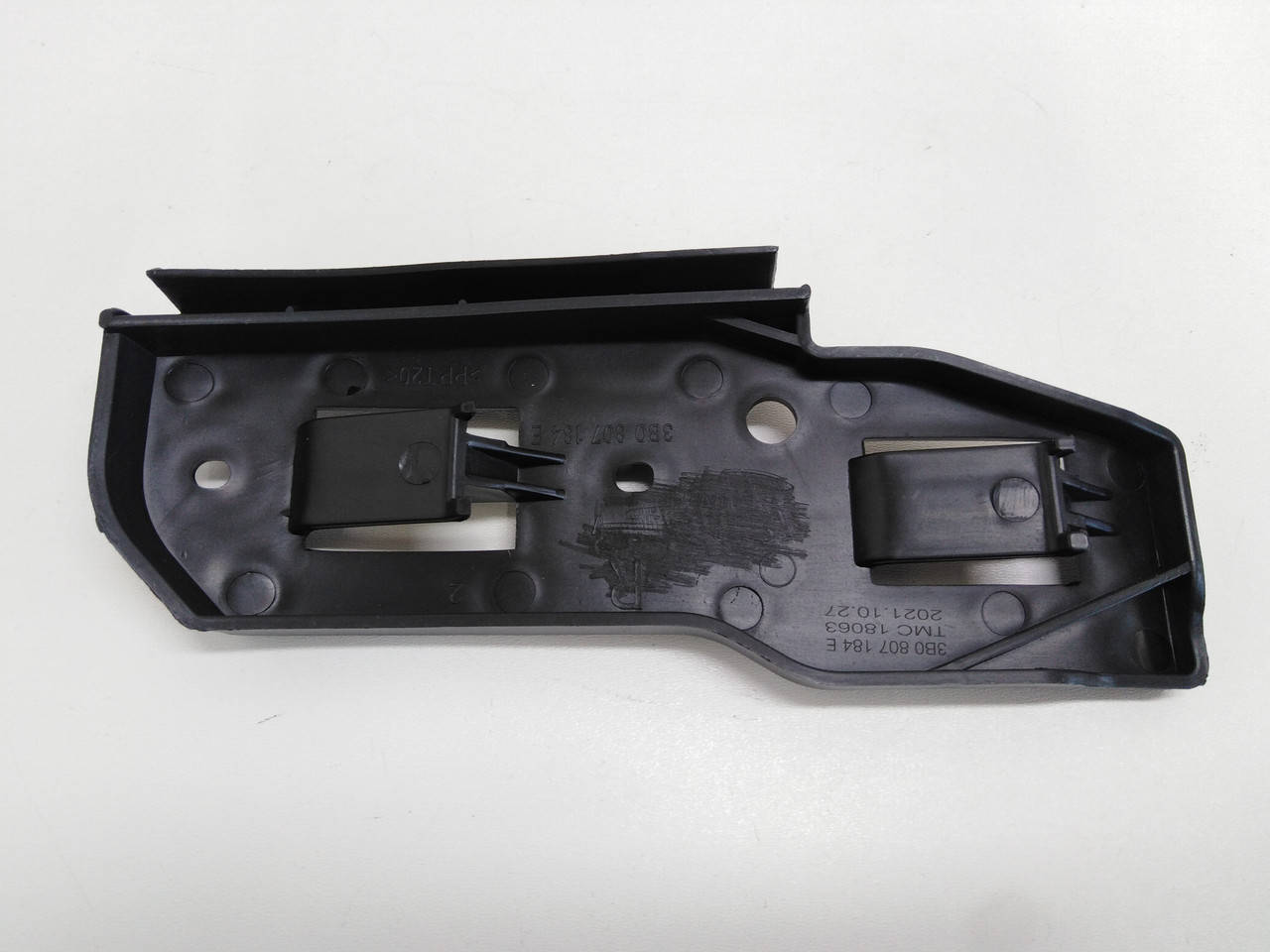 

Крепление, кронштейн переднего бампера Volkswagen Passat B5+, Пассат Б5+. Правое. 3B0807184E