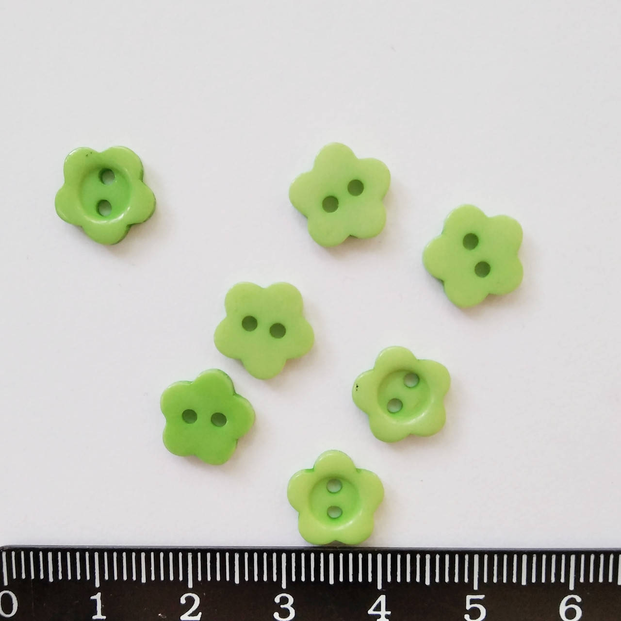 

Пуговица цветочек пластиковая зелёная салатовая 10 мм