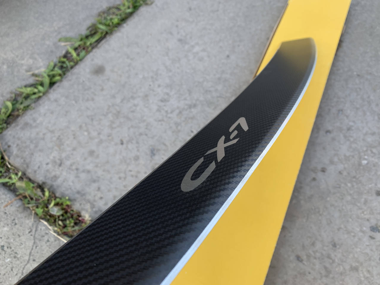 

Накладка на бампер с загибом Mazda CX-7 с 2007 г. (Carbon), Желтый