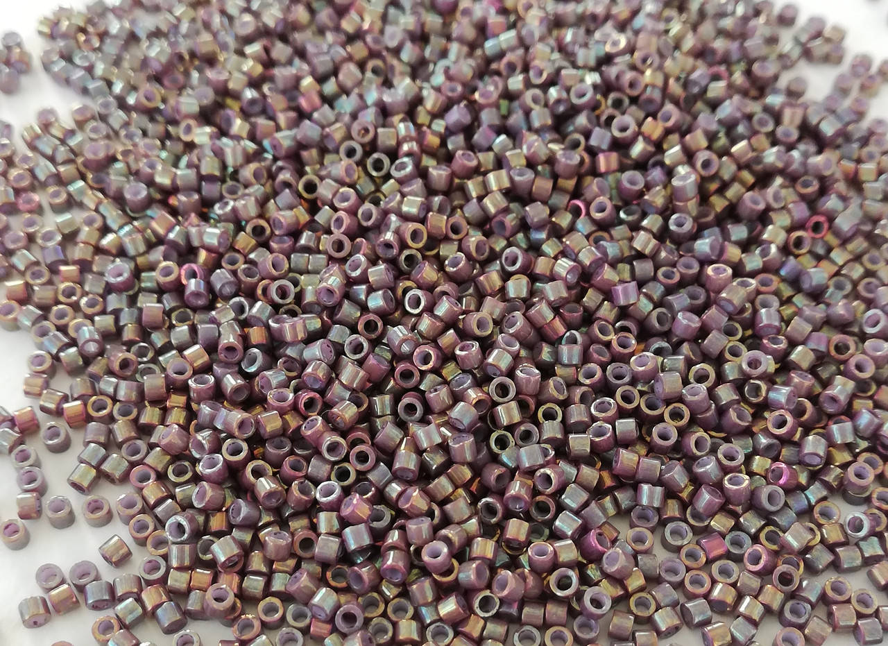 

DB1011 Японський бісер Miyuki Delica 11/0 - Metallic Dusty Mauve Gold Iris