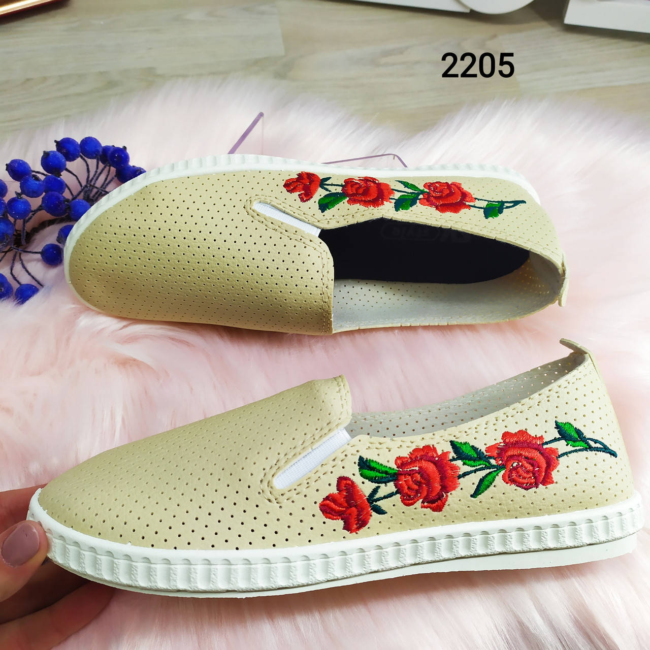 

Женские летние мокасины бежевые слипоны с вышивкой Перфорированные.