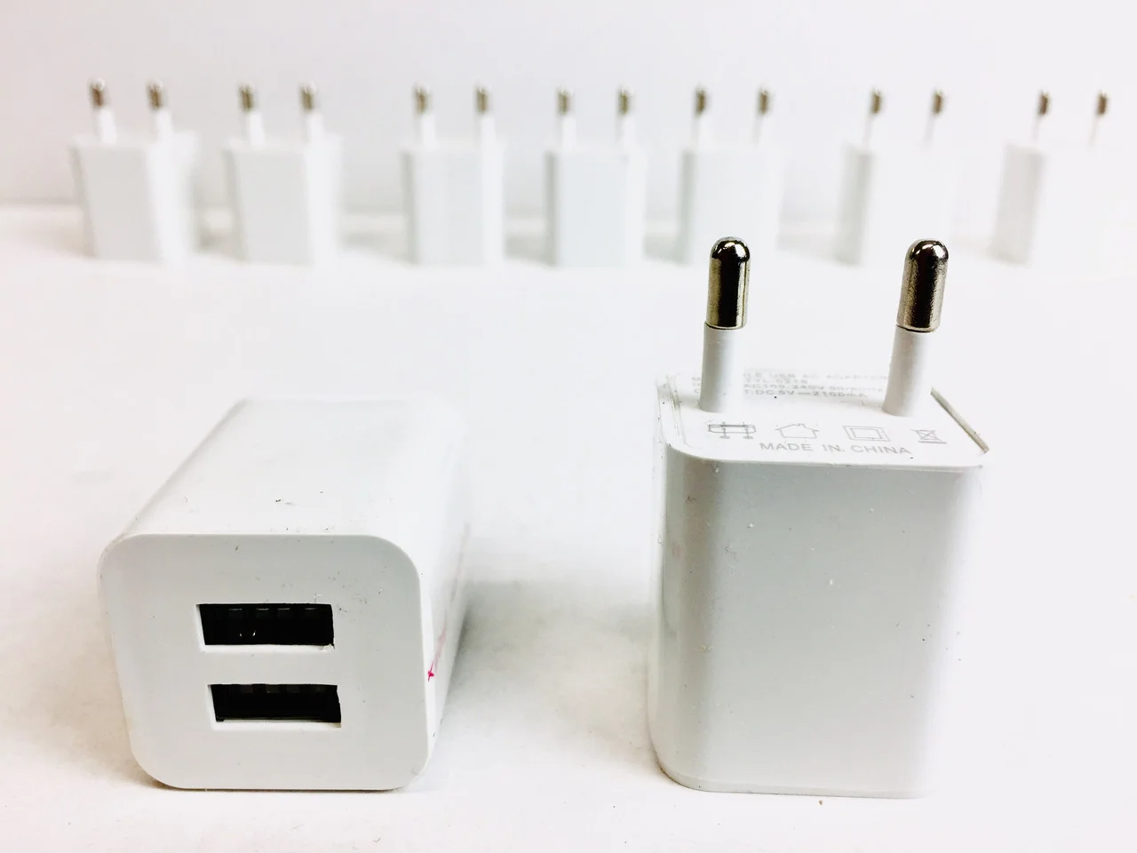 

Сетевое зарядное устройство КУБИК ART-2100 ( 220v/2usb/2Am )(1000), Белый