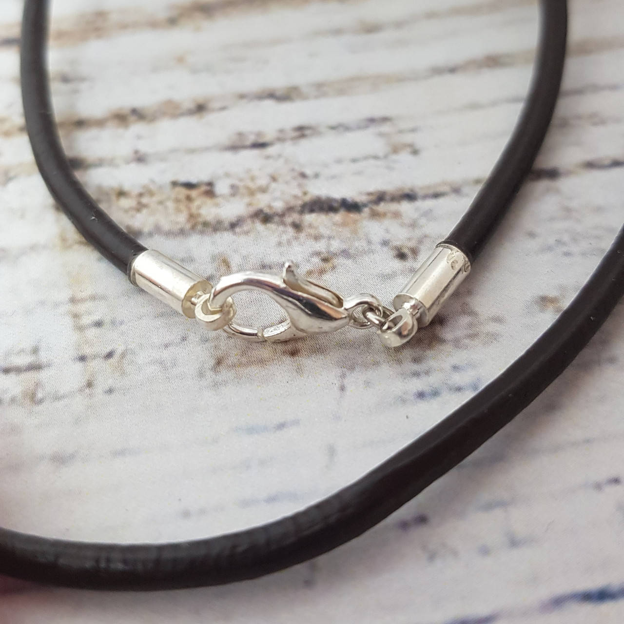 

Шнур кожаный с фурнитурными концевиками и замком.