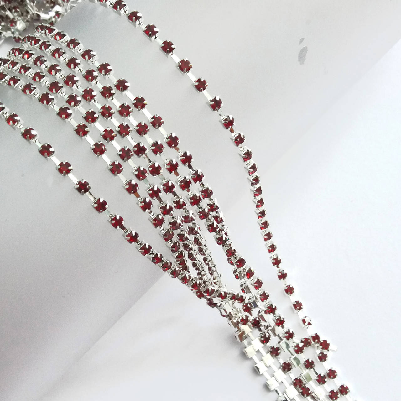 

Цепочка со стразами бордовыми в серебре 50 см Стекло. страз 2,8 мм